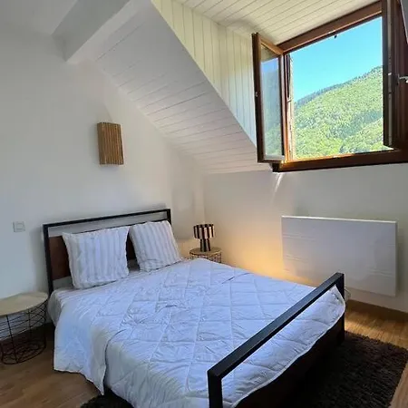 Cozy Pyrenees Mountain Retreat *